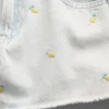 Barnshorts i låg midja med broderat citronmönster i denim