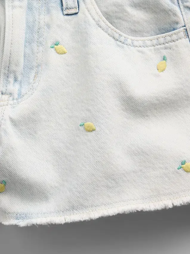 Barnshorts i låg midja med broderat citronmönster i denim