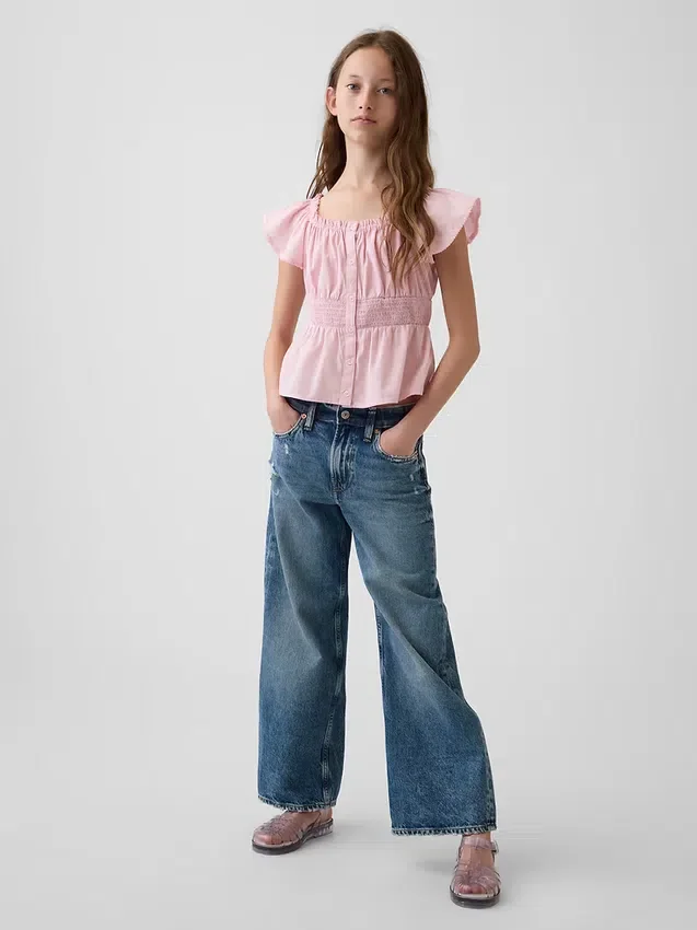 Barntoppar med fladdrande ärmar och knappar fram