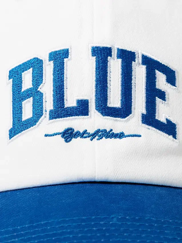 Baseballkeps med blå logotyp