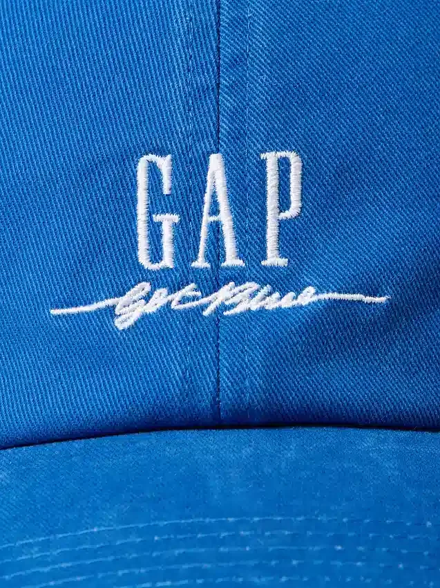 Baseballkeps med blå logotyp