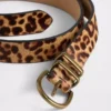 Bälten i leopardmönstrat kalvskinn