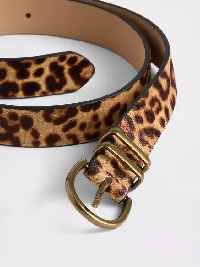 Bälten i leopardmönstrat kalvskinn