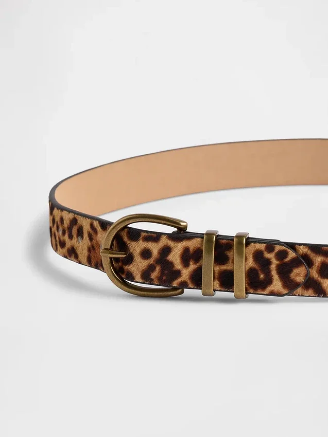 Bälten i leopardmönstrat kalvskinn
