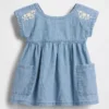 Broderad denimklänning med fickor för bebis