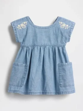 Broderad denimklänning med fickor för bebis
