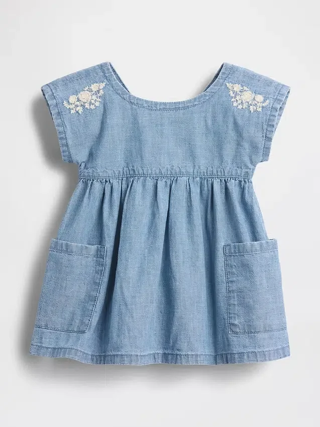Broderad denimklänning med fickor för bebis