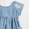 Broderad denimklänning med fickor för bebis