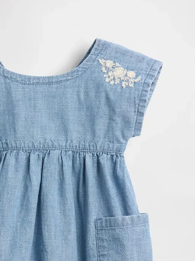 Broderad denimklänning med fickor för bebis