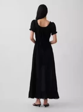 Broderad maxiklänning med puffärmar