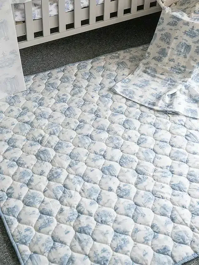 Den förgyllda lekmattan Gilded Bird Spring Toile