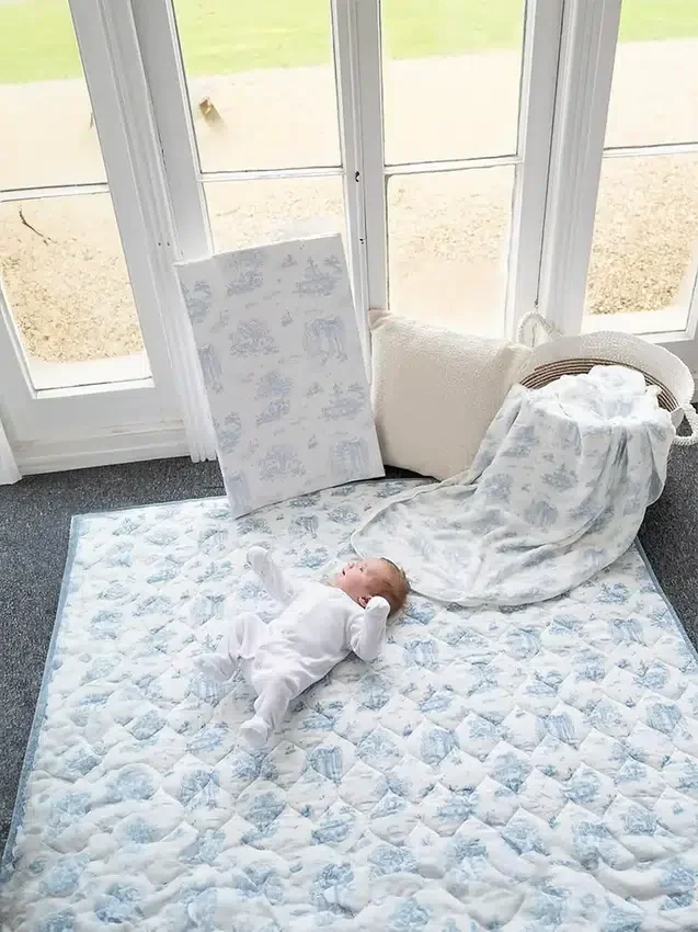 Den förgyllda lekmattan Gilded Bird Spring Toile
