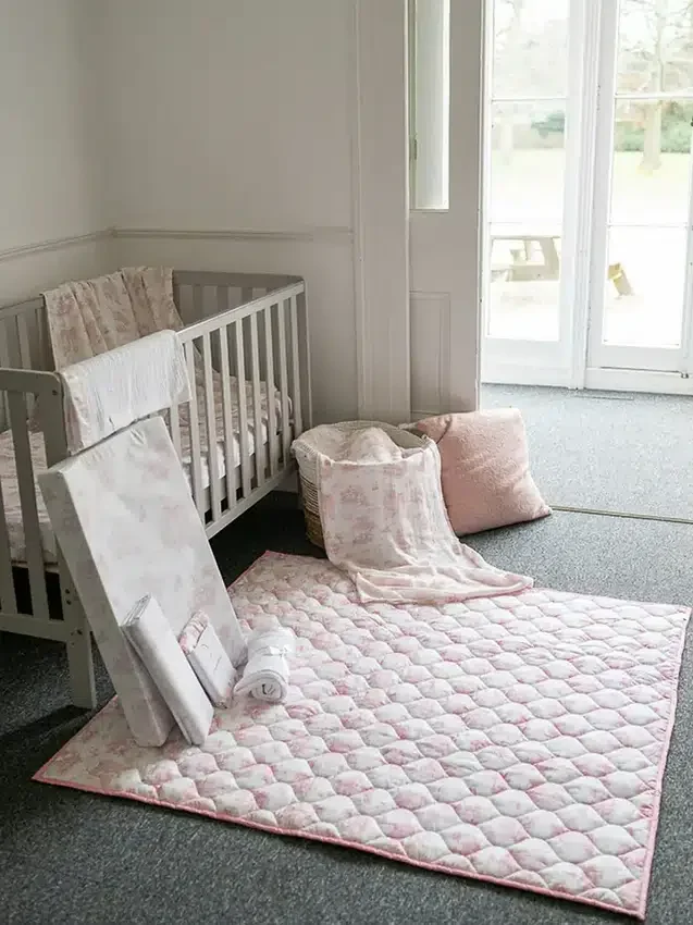 Den förgyllda lekmattan Gilded Bird Spring Toile