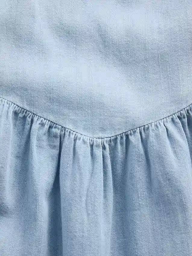 Denimklänning med fladdrande ärmar och hjärtformad halsringning