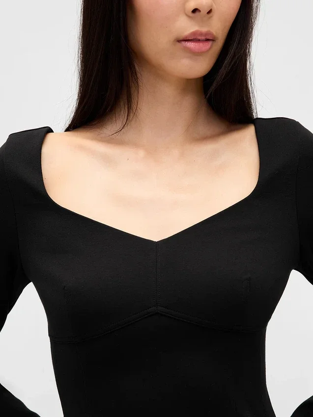 Dubbelstickad miniklänning med hjärtformad halsringning och korsettdetaljer