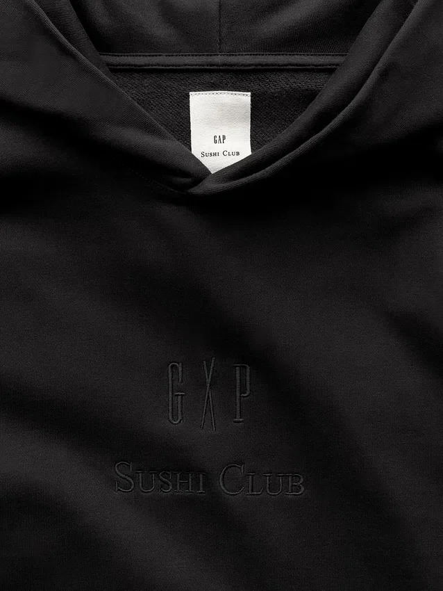 GAP × Sushi Club Tjock hoodie med logotyp