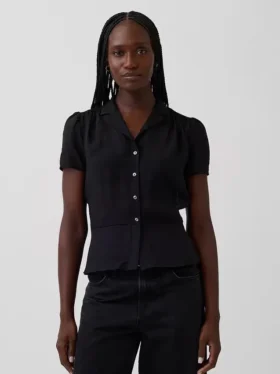 Genomskinlig peplum-top med knappar framtill