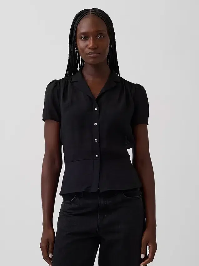 Genomskinlig peplum-top med knappar framtill
