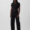 Genomskinlig peplum-top med knappar framtill