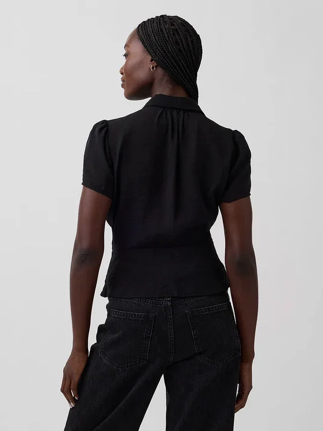 Genomskinlig peplum-top med knappar framtill