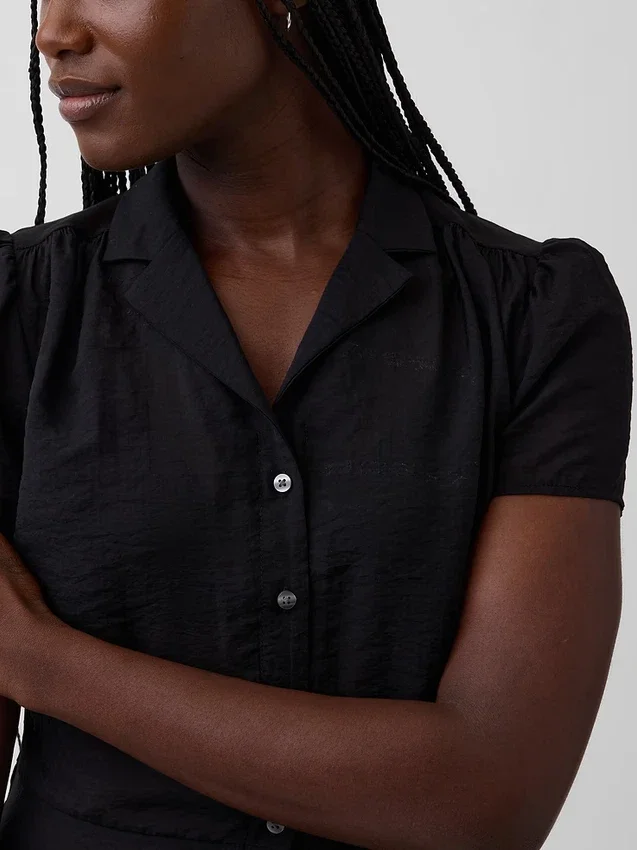 Genomskinlig peplum-top med knappar framtill