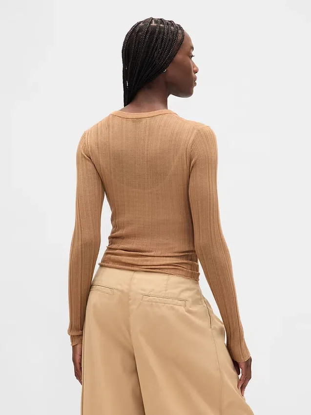 Genomskinlig ribbad Henley-tröja