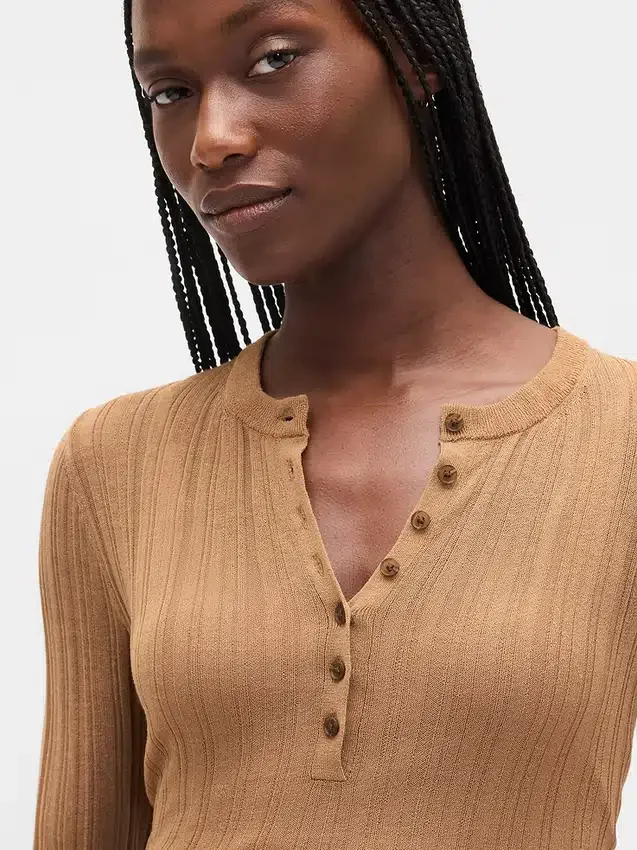 Genomskinlig ribbad Henley-tröja
