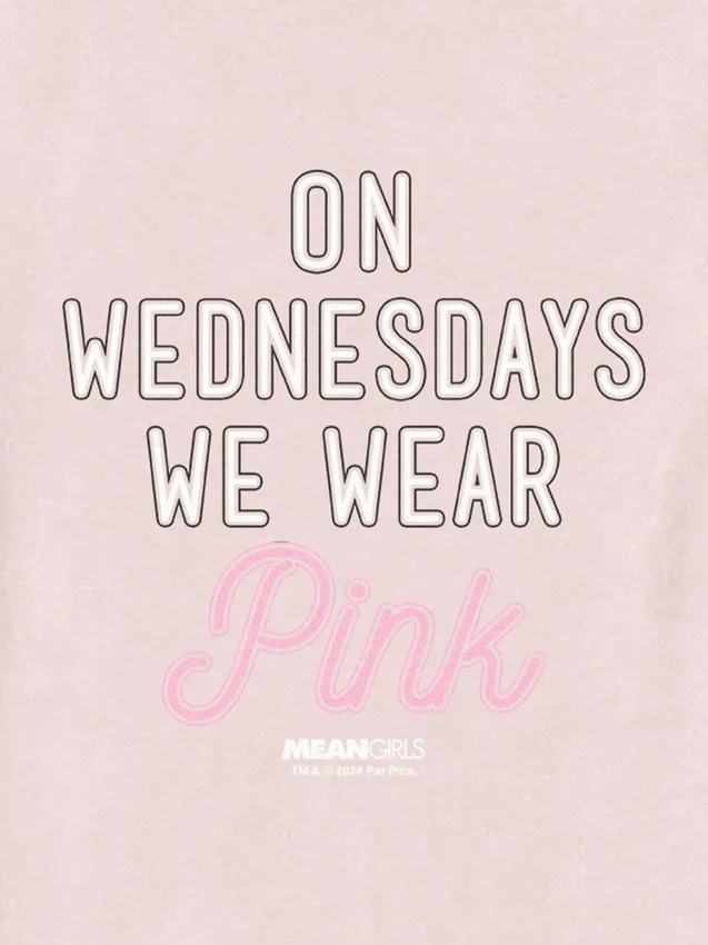 Grafisk T-shirt med motivet ”Toddler Mean Flickor – On Wednesdays We Wear Pink”