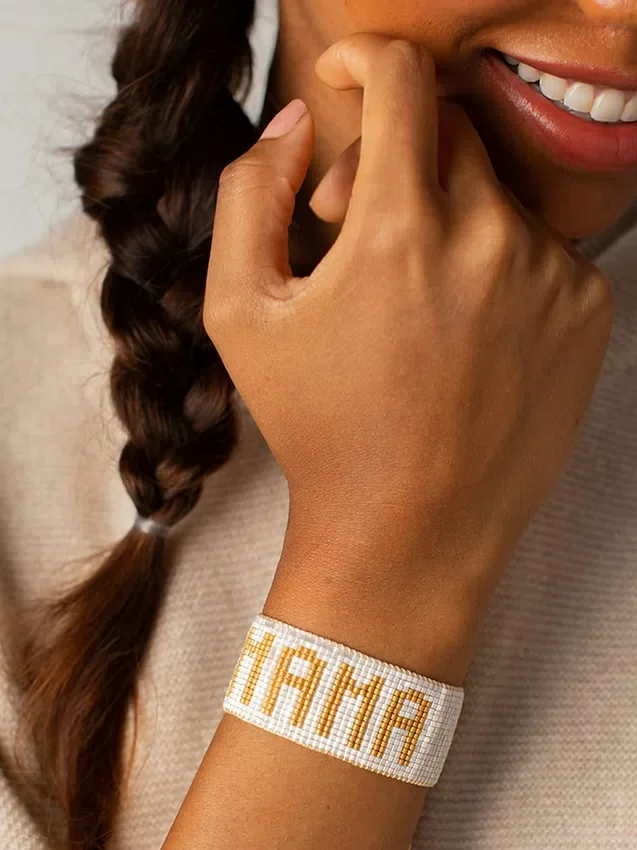 Hart vitt och guldfärgat Mama-armband