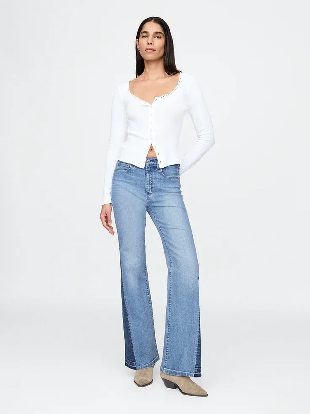 Högmidjade 70-talsinspirerade flare-Jeans med lappar