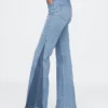 Högmidjade 70-talsinspirerade flare-Jeans med lappar