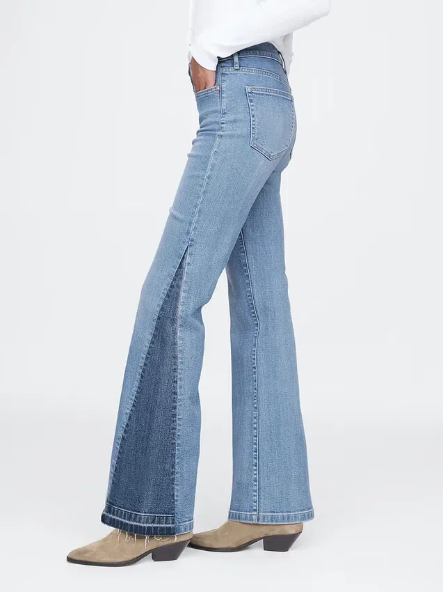 Högmidjade 70-talsinspirerade flare-Jeans med lappar