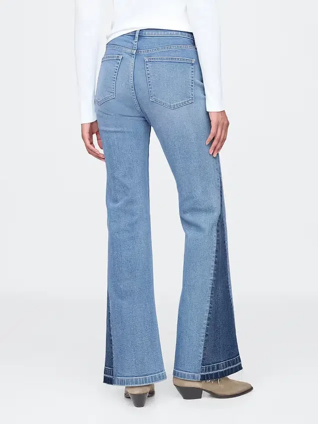 Högmidjade 70-talsinspirerade flare-Jeans med lappar