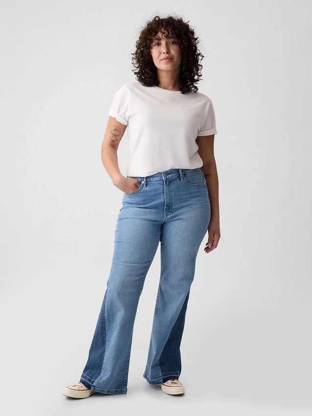 Högmidjade 70-talsinspirerade flare-Jeans med lappar
