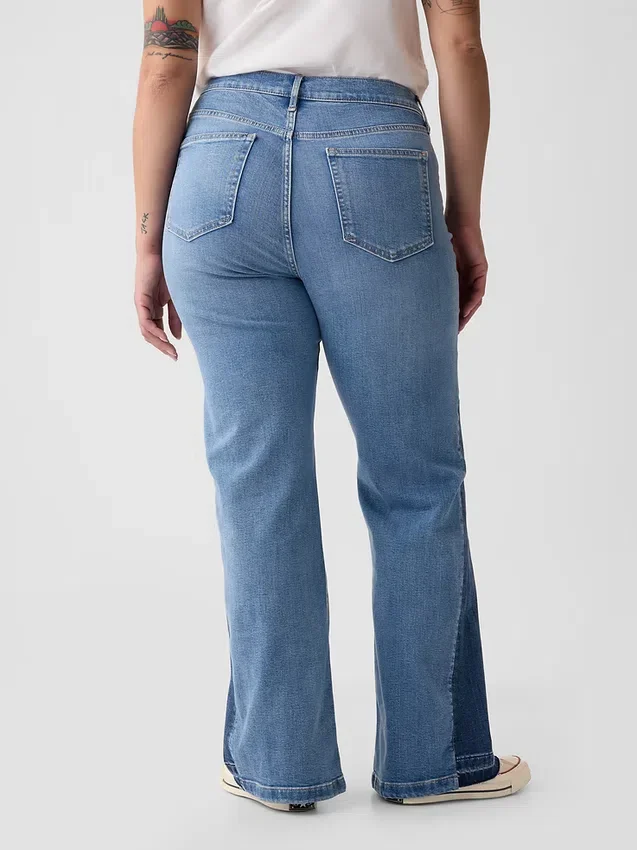 Högmidjade 70-talsinspirerade flare-Jeans med lappar