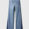 Högmidjade 70-talsinspirerade flare-Jeans med lappar