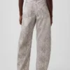 Högmidjade Barrel-jeans med ormmönster