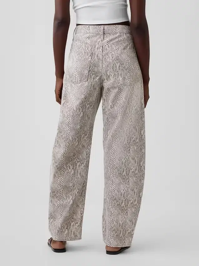 Högmidjade Barrel-jeans med ormmönster