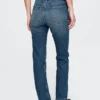 Högmidjade, bältade 90-talsinspirerade smala raka jeans