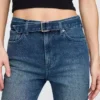 Högmidjade, bältade 90-talsinspirerade smala raka jeans