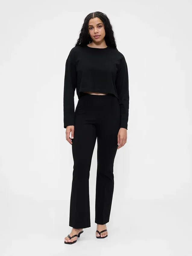 Högmidjade, dubbelstickade byxor i bootcut-modell