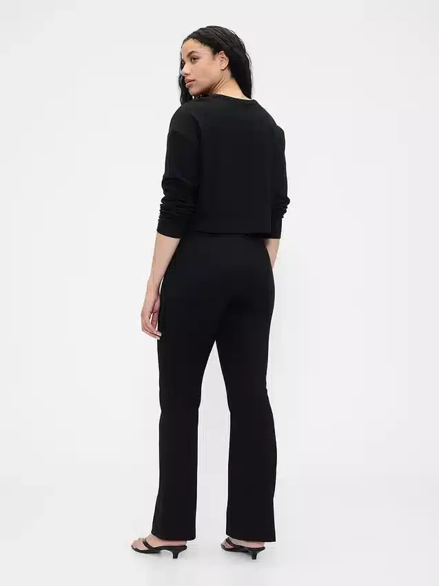 Högmidjade, dubbelstickade byxor i bootcut-modell