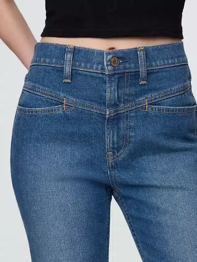 Högmidjade, raka jeans i 90-talsstil