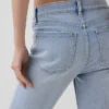 Högmidjade, smala, raka cropped-Jeans i 90-talsstil