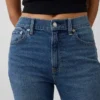 Högmidjade, smala, raka cropped-Jeans i 90-talsstil