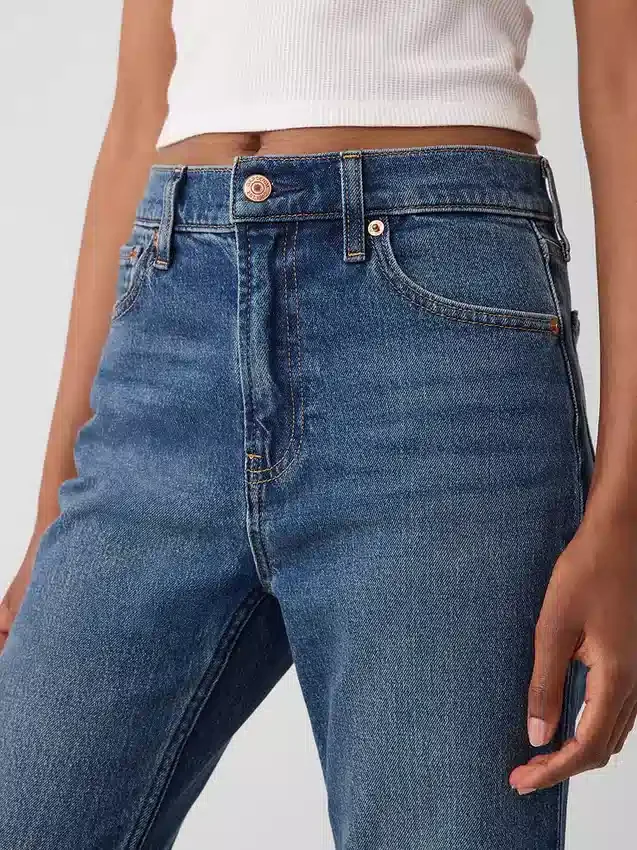 Högmidjade, smala, raka cropped-Jeans i 90-talsstil