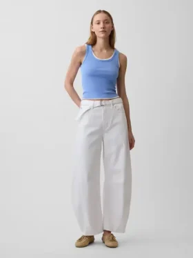 Högmidjade, ultramjuka Jeans med bälten i hästskform
