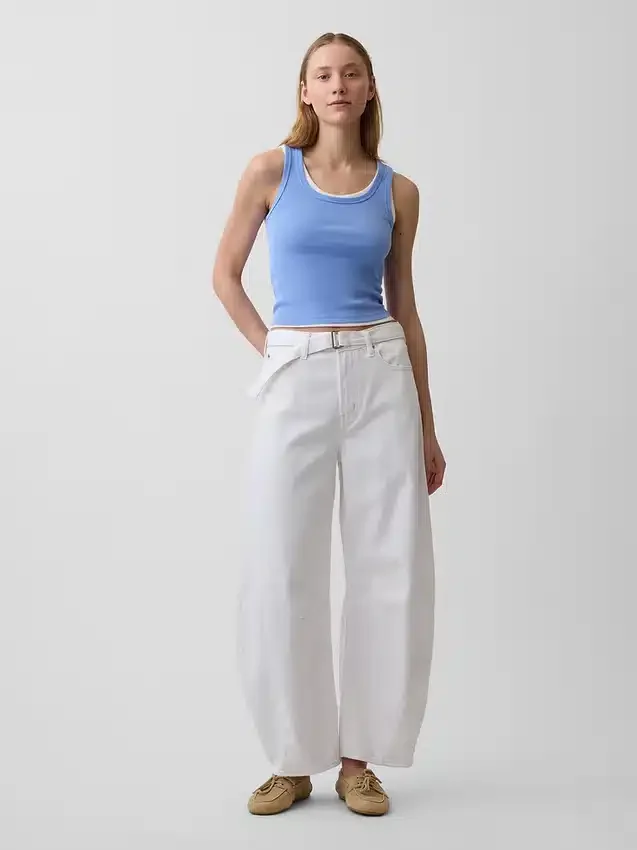 Högmidjade, ultramjuka Jeans med bälten i hästskform