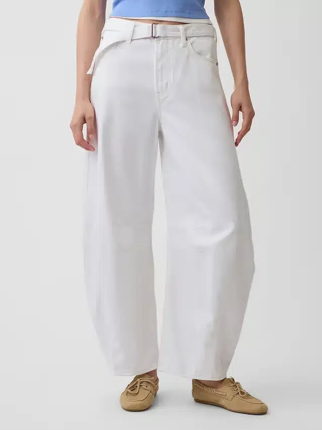 Högmidjade, ultramjuka Jeans med bälten i hästskform