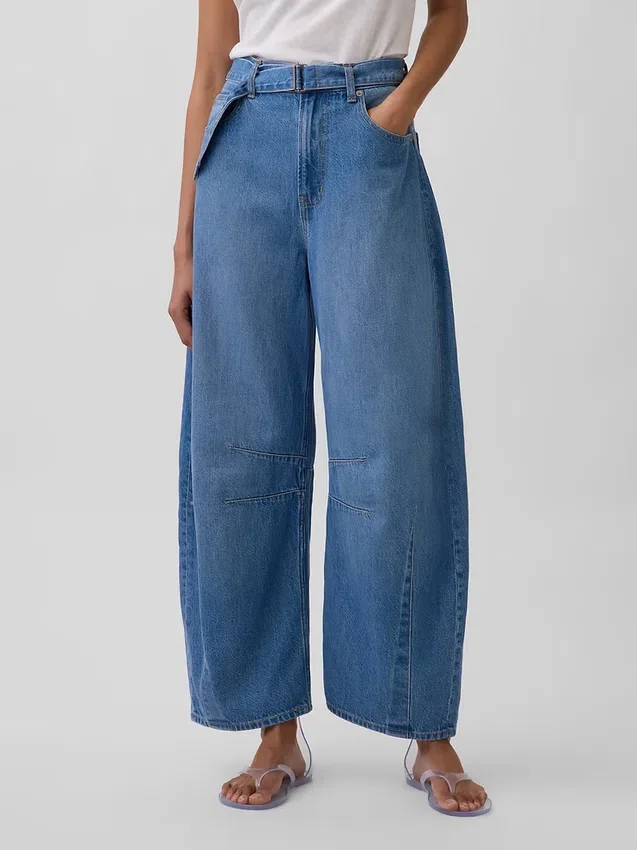 Högmidjade, ultramjuka Jeans med bälten i hästskform
